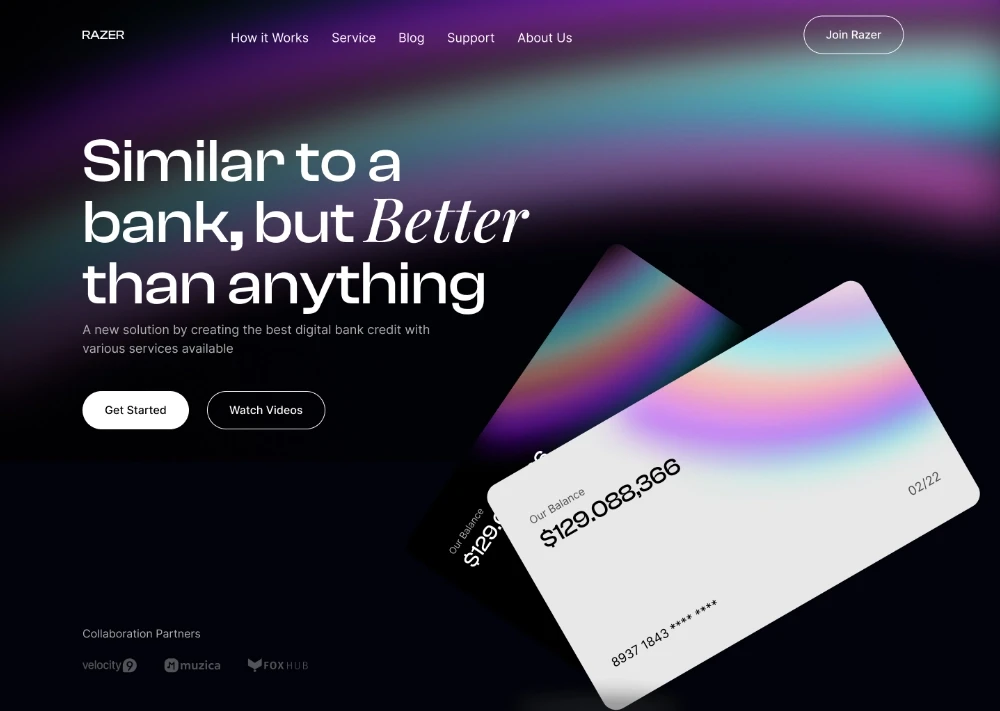 Site fintech Razer cu carduri bancare digitale holografice și gradient violet pe fundal întunecat